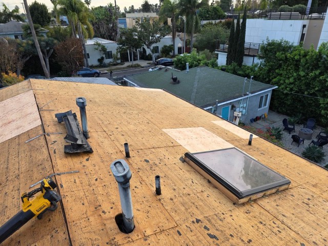 Complete shingle roof in Venice, California